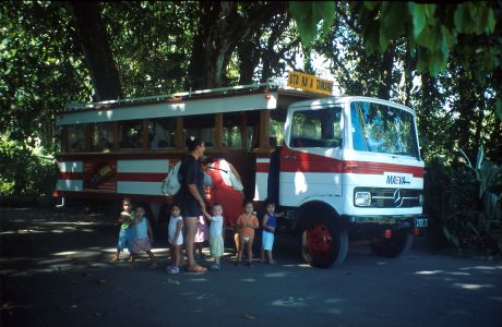 Autobus předělaný z náklaďáku